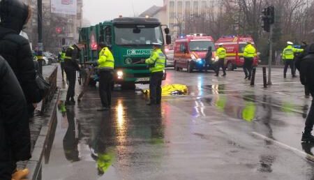 ACUM! Mașină de salubritate implicată într-un ÎNFIORĂTOR accident! Un angajat MORT pe loc, altul în stare gravă!