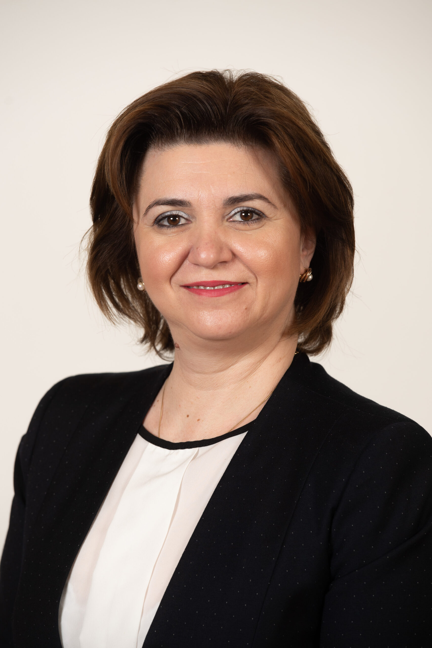 Monica Anisie, surprinsă la audieri cu răspunsuri generate de ChatGPT. Un consilier i-ar fi oferit sprijin în timpul întrebărilor