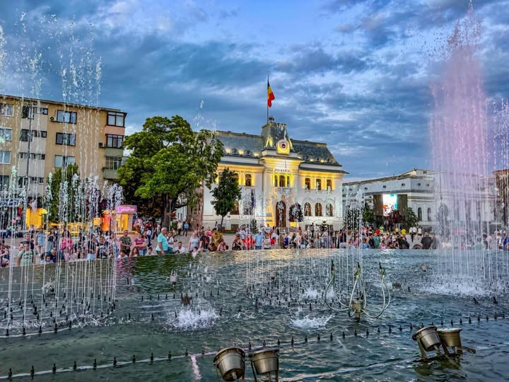 Din acest weekend: spectacole de lumini și muzică la fântâna din Piața Primăriei! PROGRAMUL a fost anunțat ACUM! 