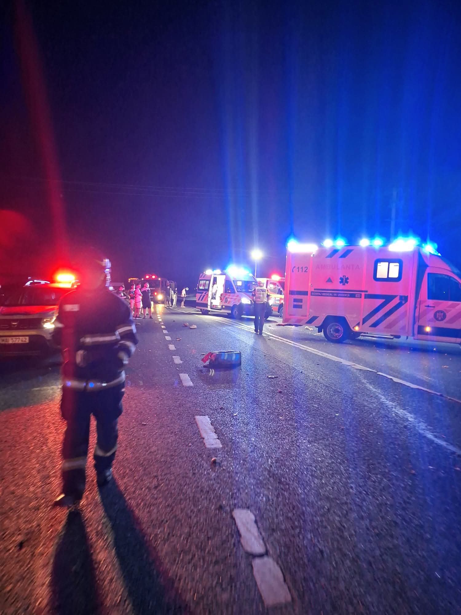 Carnagiu pe „Drumul Morții”! Un tânăr de 18 ani se zbate între viață și moarte după un impact devastator. Doi copii, printre victime!