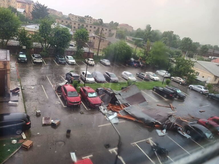 PRĂPĂD după VIJELIA care a LOVIT Târgoviștea – BILANȚ îngrijorător și MĂSURI de URGENȚĂ pentru ȘOFERII păgubiți