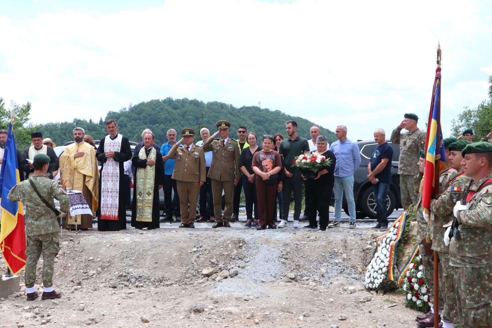 EROI ai BATALIONULUI 30 VÂNĂTORI de MUNTE, omagiați la NOUĂ ani de la TRAGICUL accident de la VALEA URDII