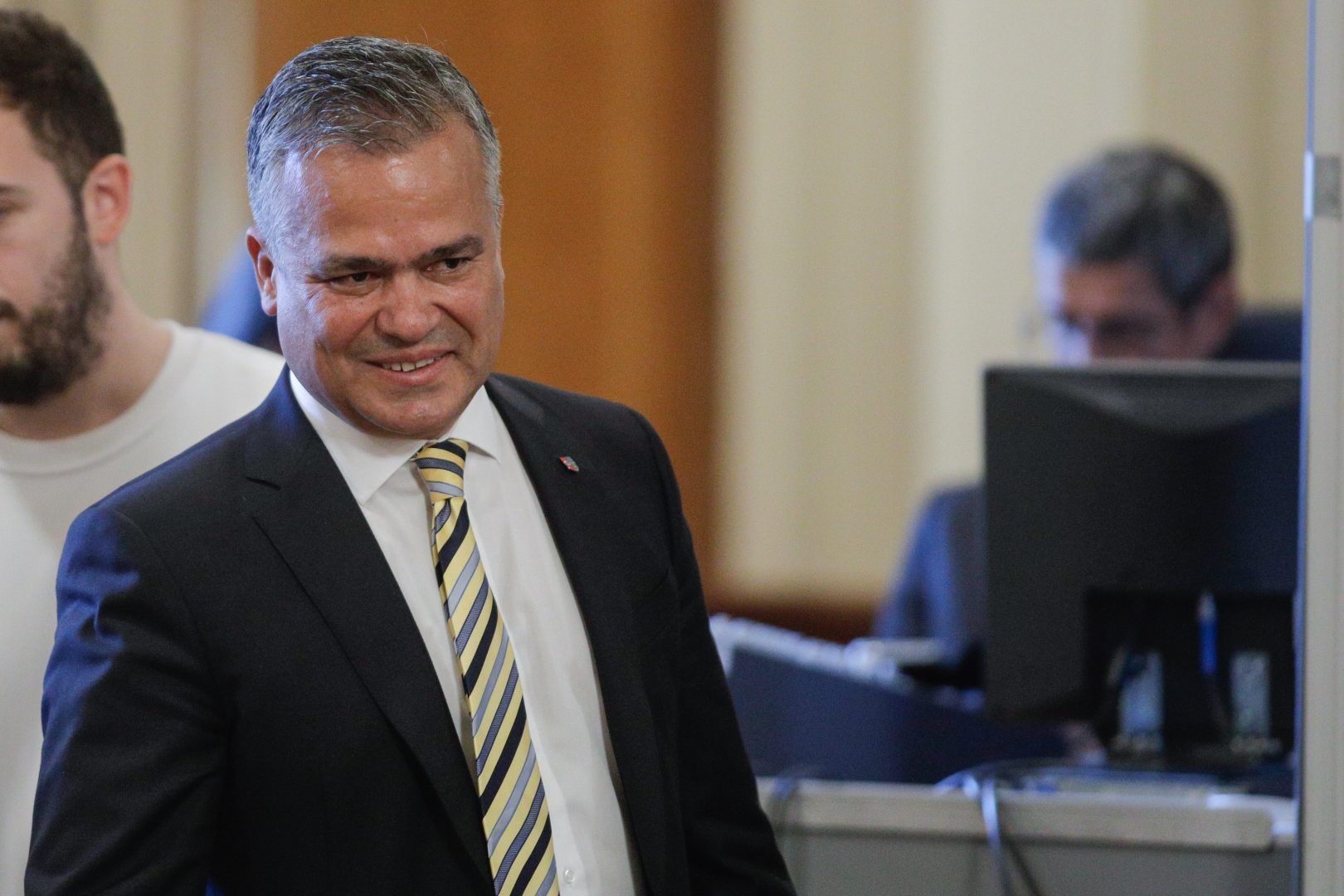 ACUM. Adrian Veștea dă cărțile pe față! Pe cine MIZEAZĂ pentru a ajunge PREMIER. S-a aflat cine îi oferă cele 233 de VOTURI!