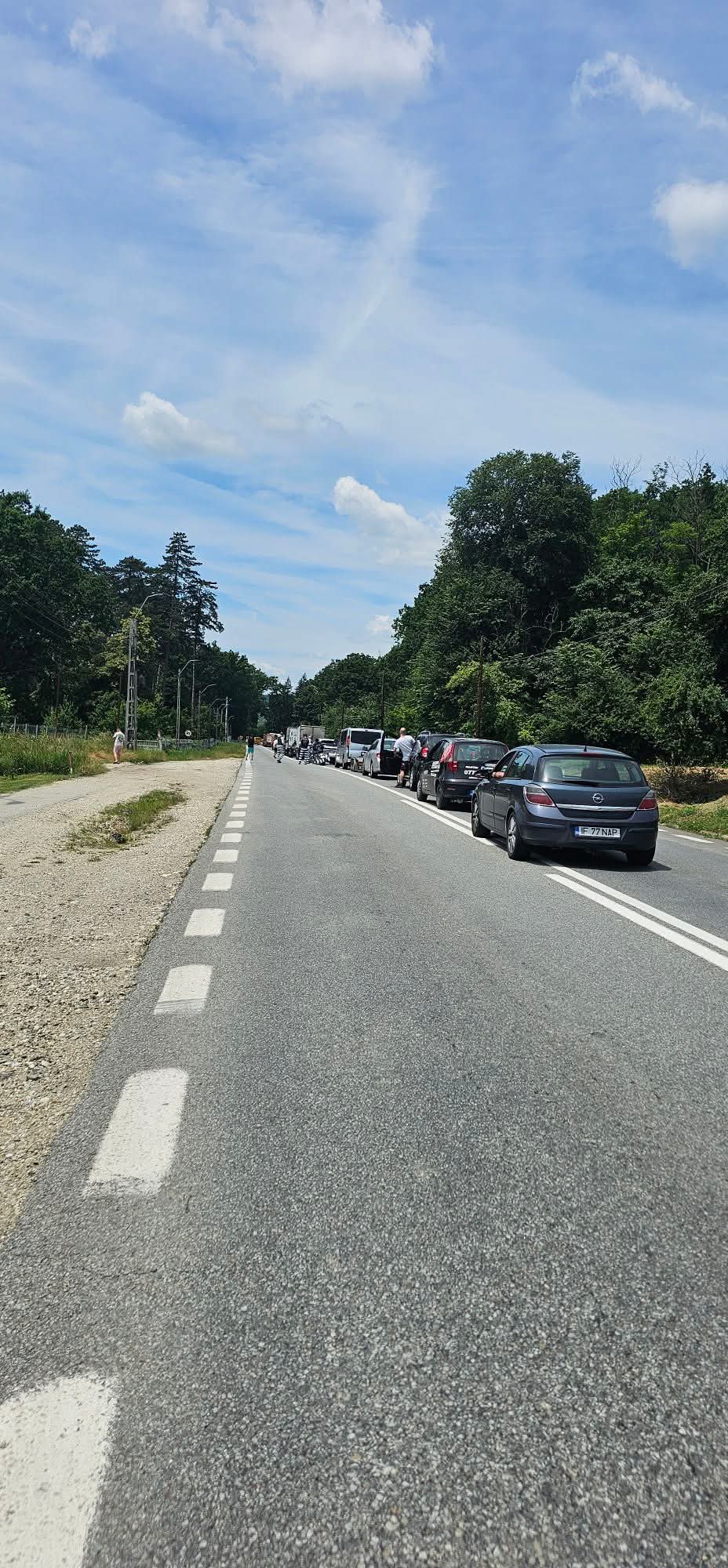 CHIAR ACUM! O mașină s-a RĂSTURNAT la BASCOV. TRAFICUL în ZONĂ a fost BLOCAT