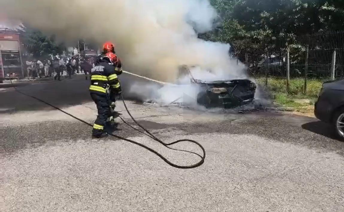 ARGEȘ. Dezastru total în Câmpulung! Patru mașini făcute SCRUM în câteva minute! ARDE VIOLENT! VIDEO!