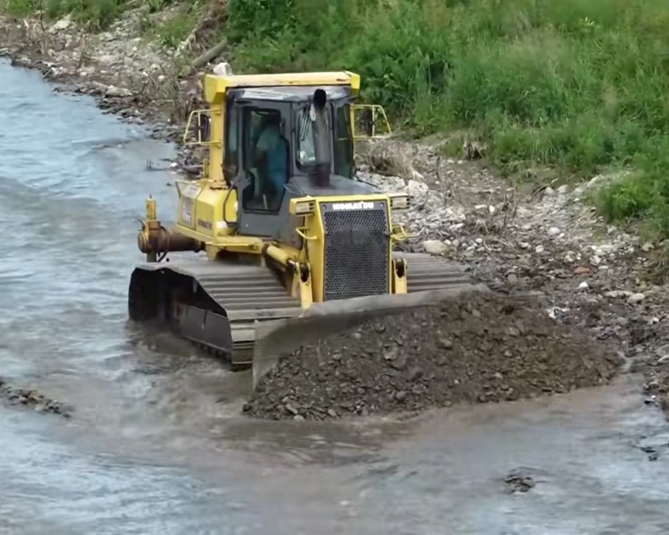 ADMINISTRAȚIA Bazinală de APĂ Argeș-Vedea STABILIZEAZĂ malurile RÂULUI TÂRGULUI