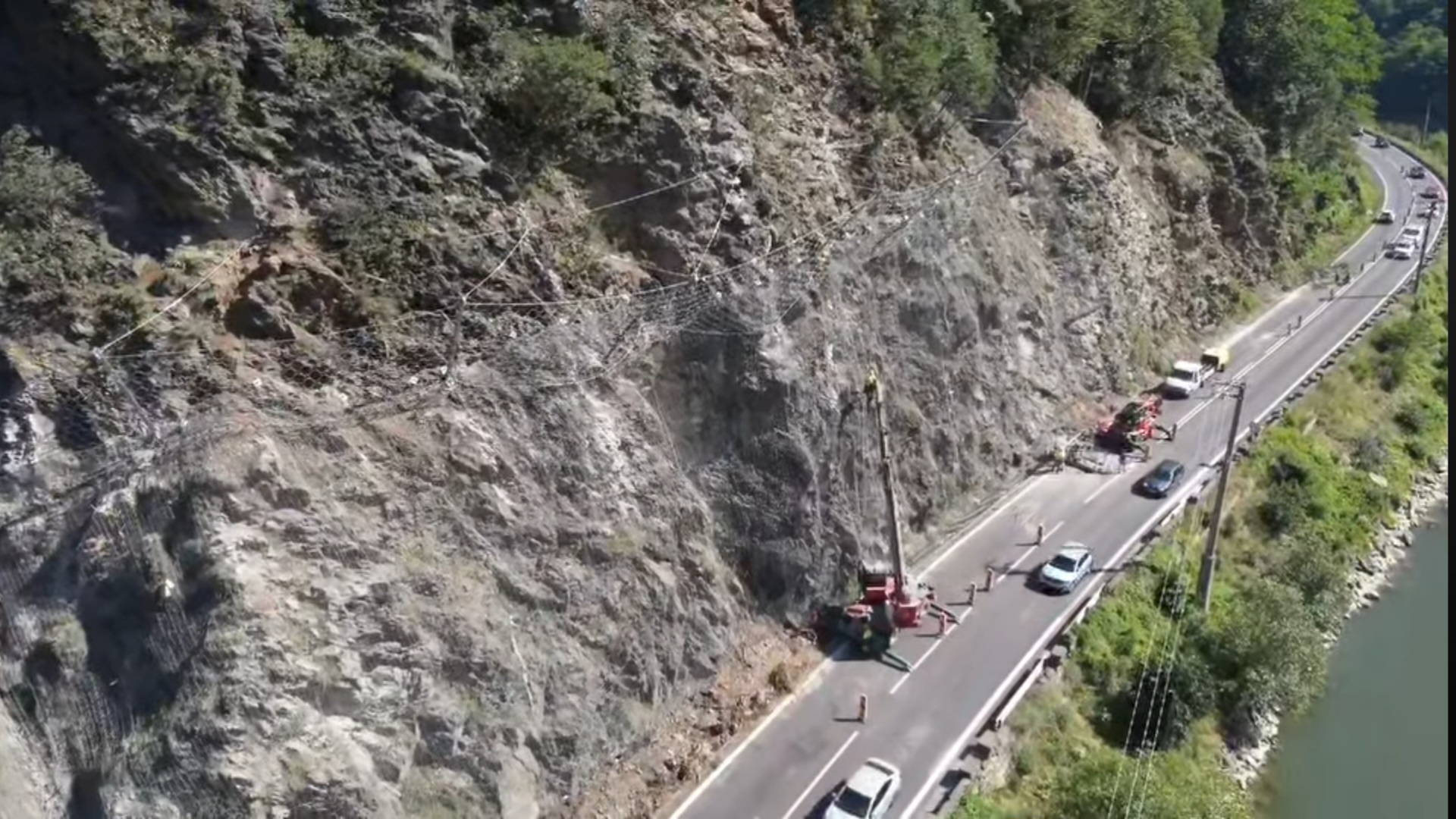 ATENȚIE șoferi! PERICOL de ACCIDENTE pe Valea Oltului! Trafic RESTRICȚIONAT pentru LUCRĂRI! Cât durează?
