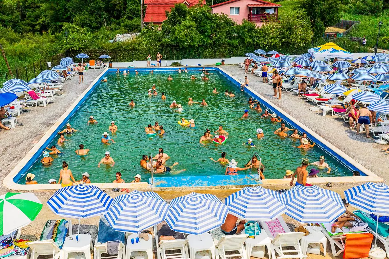Ștrandul „Fără Fund” din Ocnele Mari se redeschide pe 20 iunie și își așteaptă vizitatorii cu apă sărată și facilități moderne