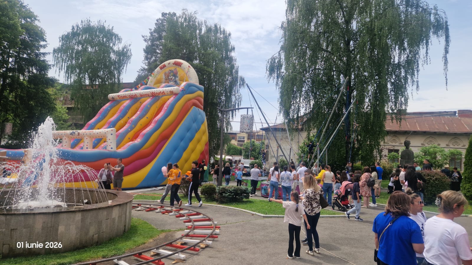Chiar acum la Câmpulung! Ce s-a întâmplat în Grădina Publică „Merci” de 1 Iunie? 1 WhatsApp Image 2026 06 01 at 02.19.15