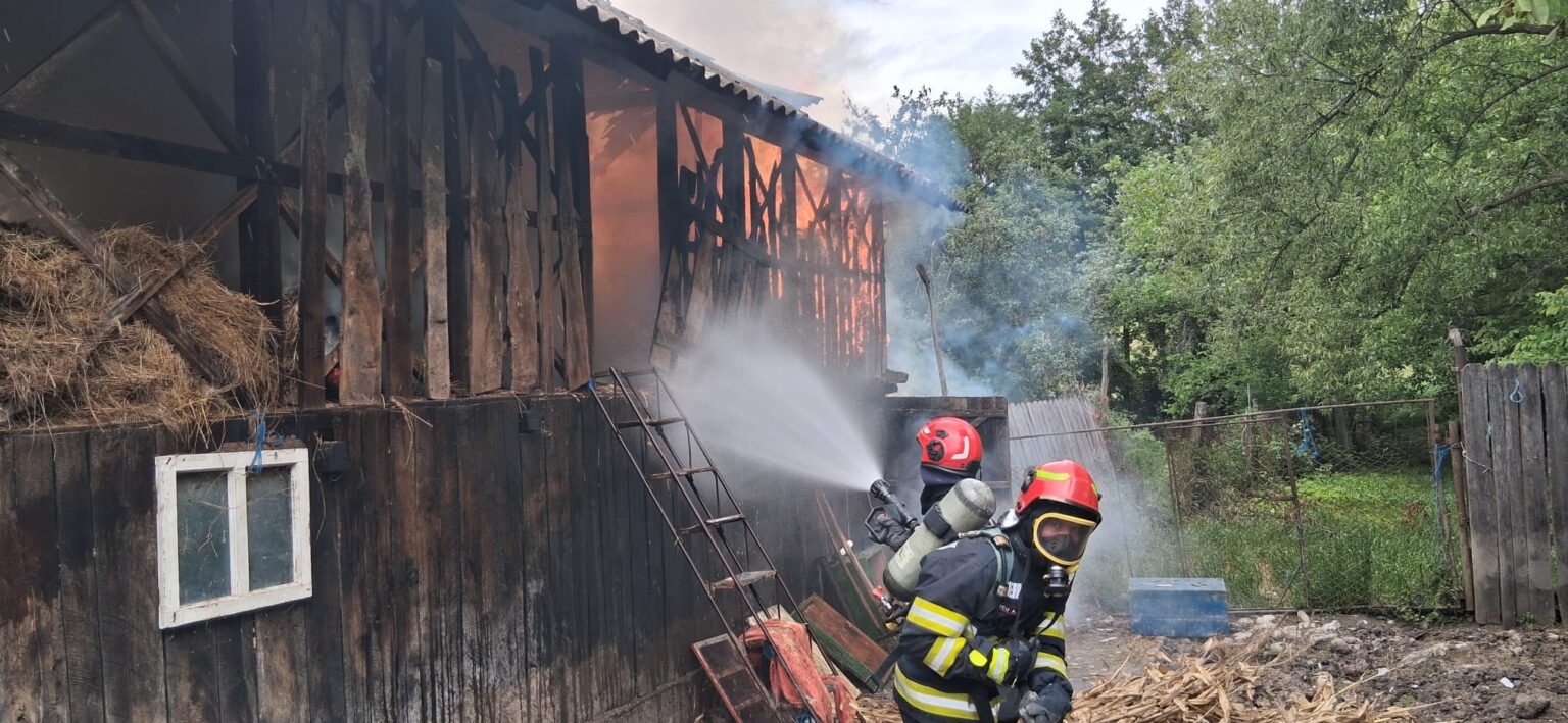 Dezastru total într-o gospodărie! Flăcările au mistuit totul în câteva minute!