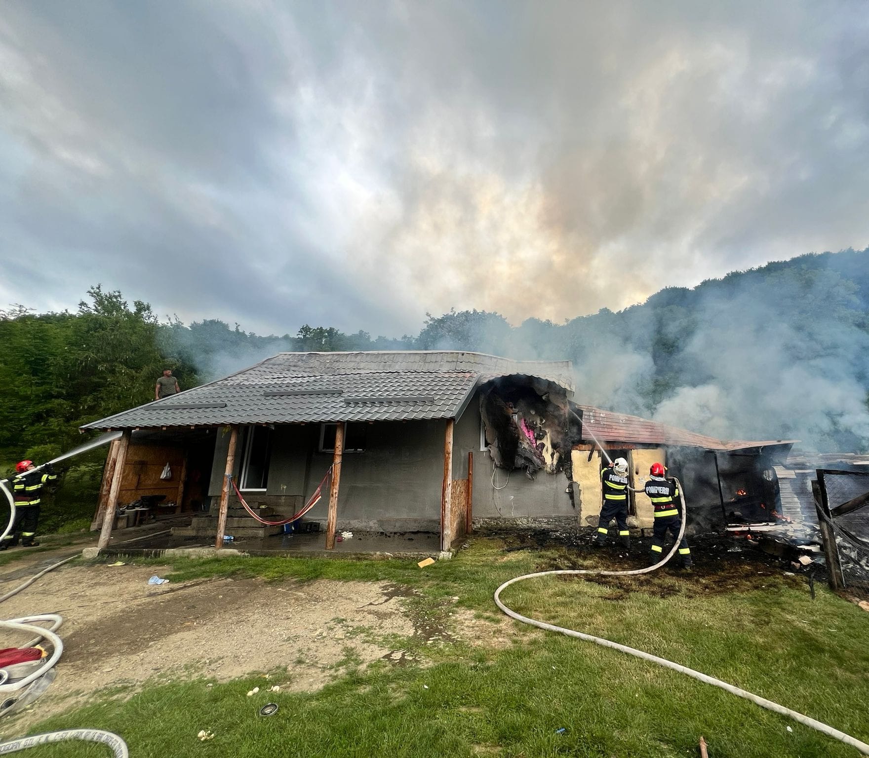 Incendiu a Mihăești! O gospodărie a fost cuprinsă de flăcări, iar o femeie a trăit clipe de coșmar!