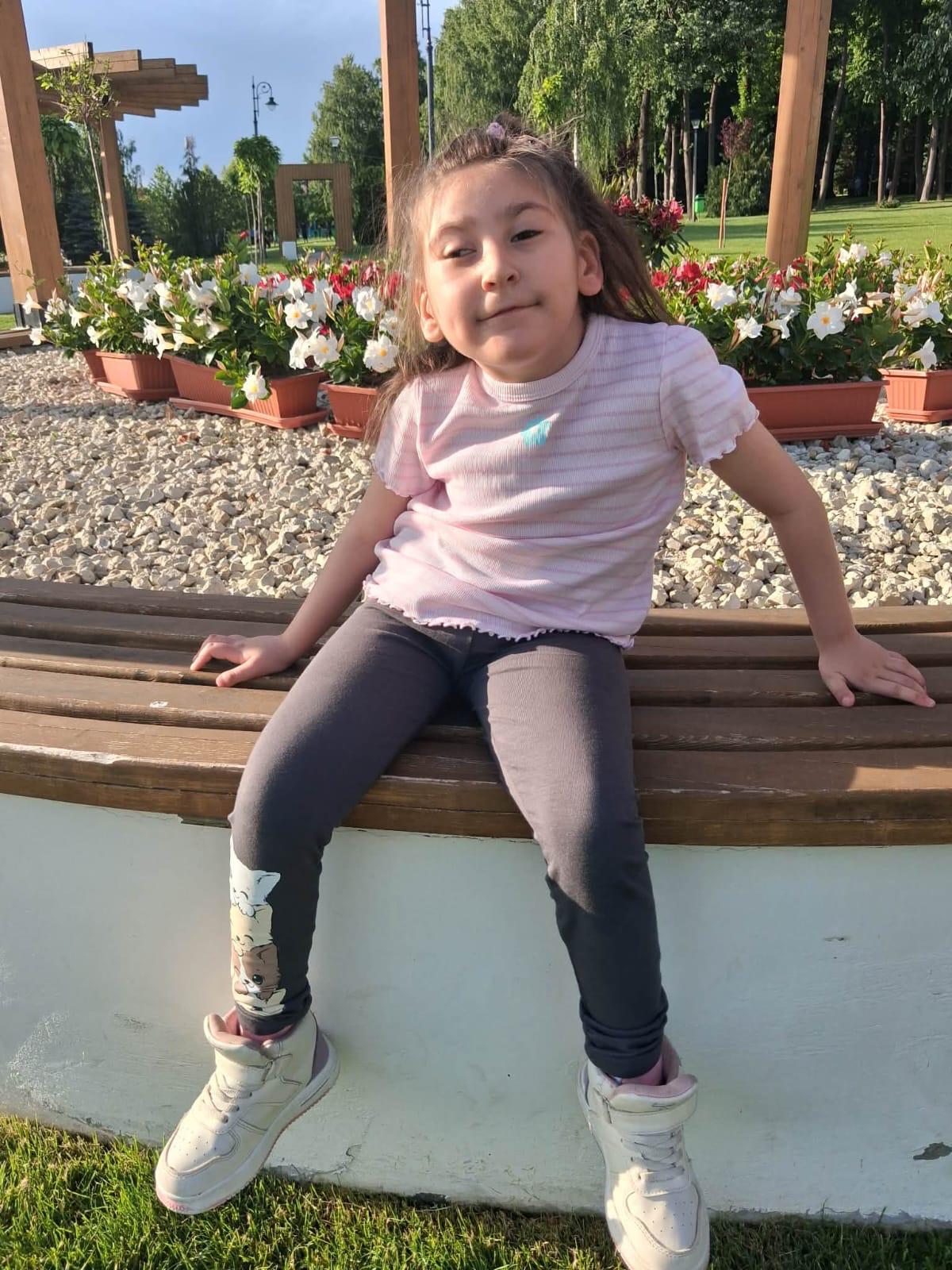 Drama unei fetițe de 6 ani: Ana Stoica luptă cu microencefalia și scolioza severă și visează la o copilărie fără durere