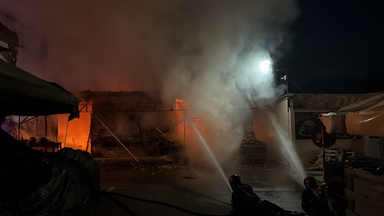 Acum.Incendiu violent la CNCD! Magazine de fructe și legume distruse de flăcări!