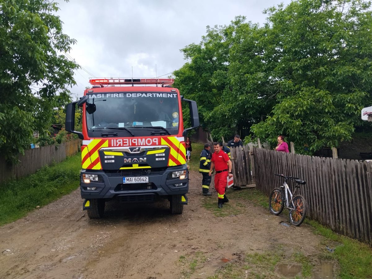 Incendiu devastator! Casă mistuită de flăcări! Două persoane duse de urgență la spital!