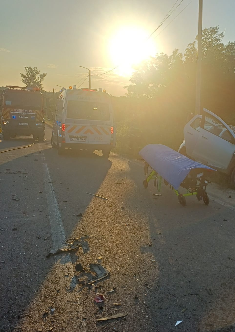 ACUM!!!Impact violent la Costești! Un șofer a rămas încarcerat, iar un autoturism a luat foc după ciocnirea devastatoare!