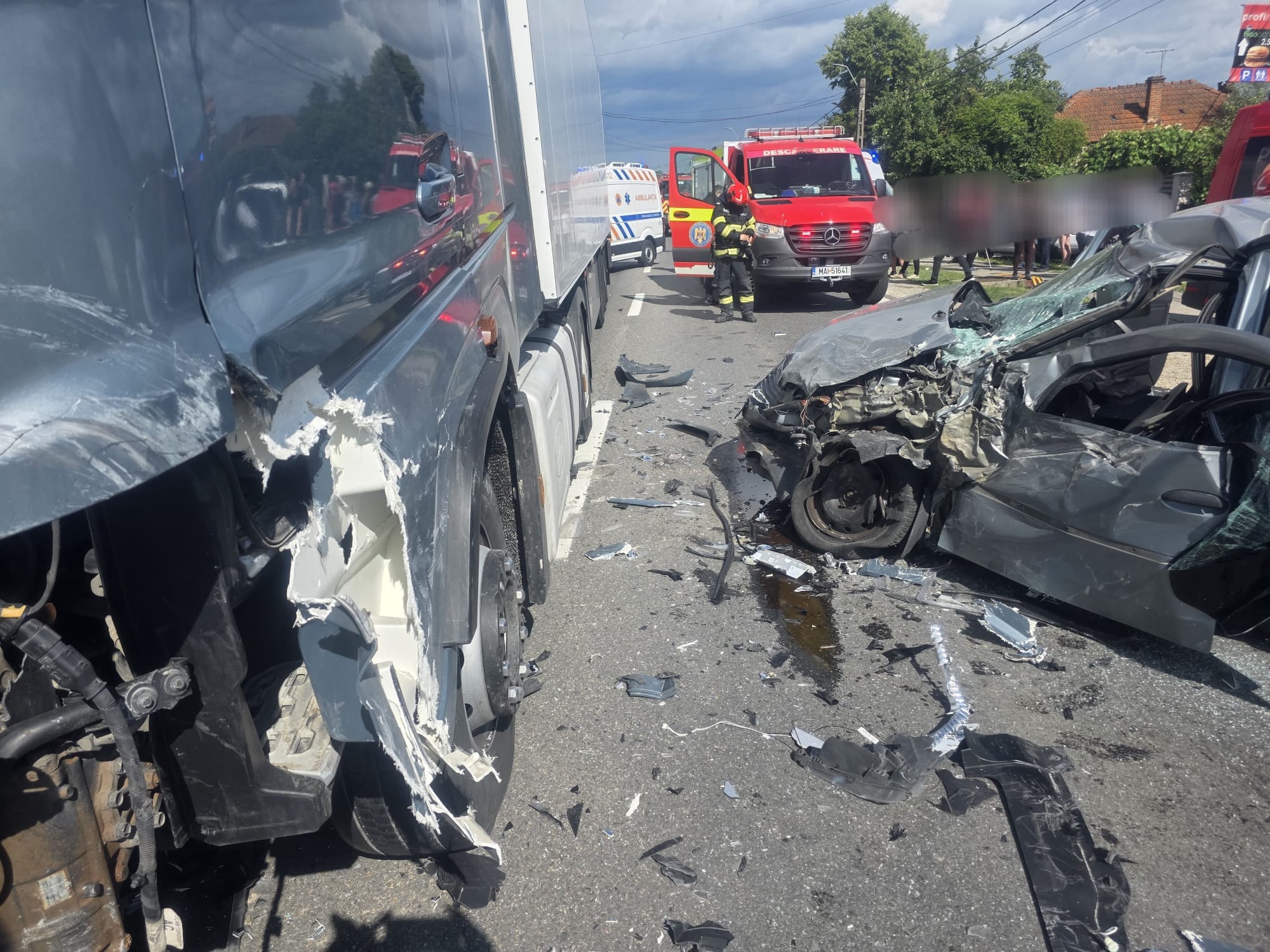 ȘOC pe DN7, în Argeș! Patru persoane, printre care un copil, rănite după impactul dintre un autotren și un autoturism