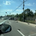 Impact devastator în Pitești! O motocicletă a „zburat” direct într-o stație de autobuz: Cine sunt cei doi polițiști spulberați de o șoferiță neatentă