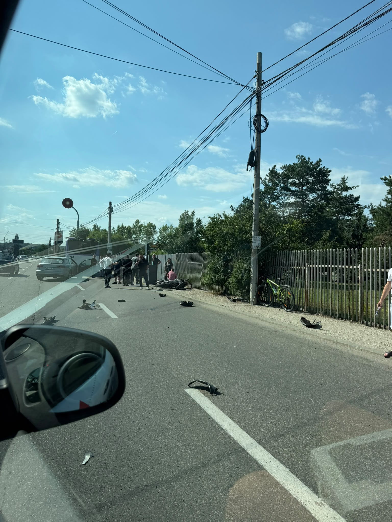 ACCIDENT GRAV LA PITEȘTI!ACUM!!! Motocicletă implicată într-un impact în zona stației de autobuz de la Auchan Găvana