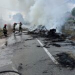 CLIPE DE COȘMAR LA COSTEȘTI! Un bărbat a fost rănit după ce un incendiu a cuprins două tone de baloți