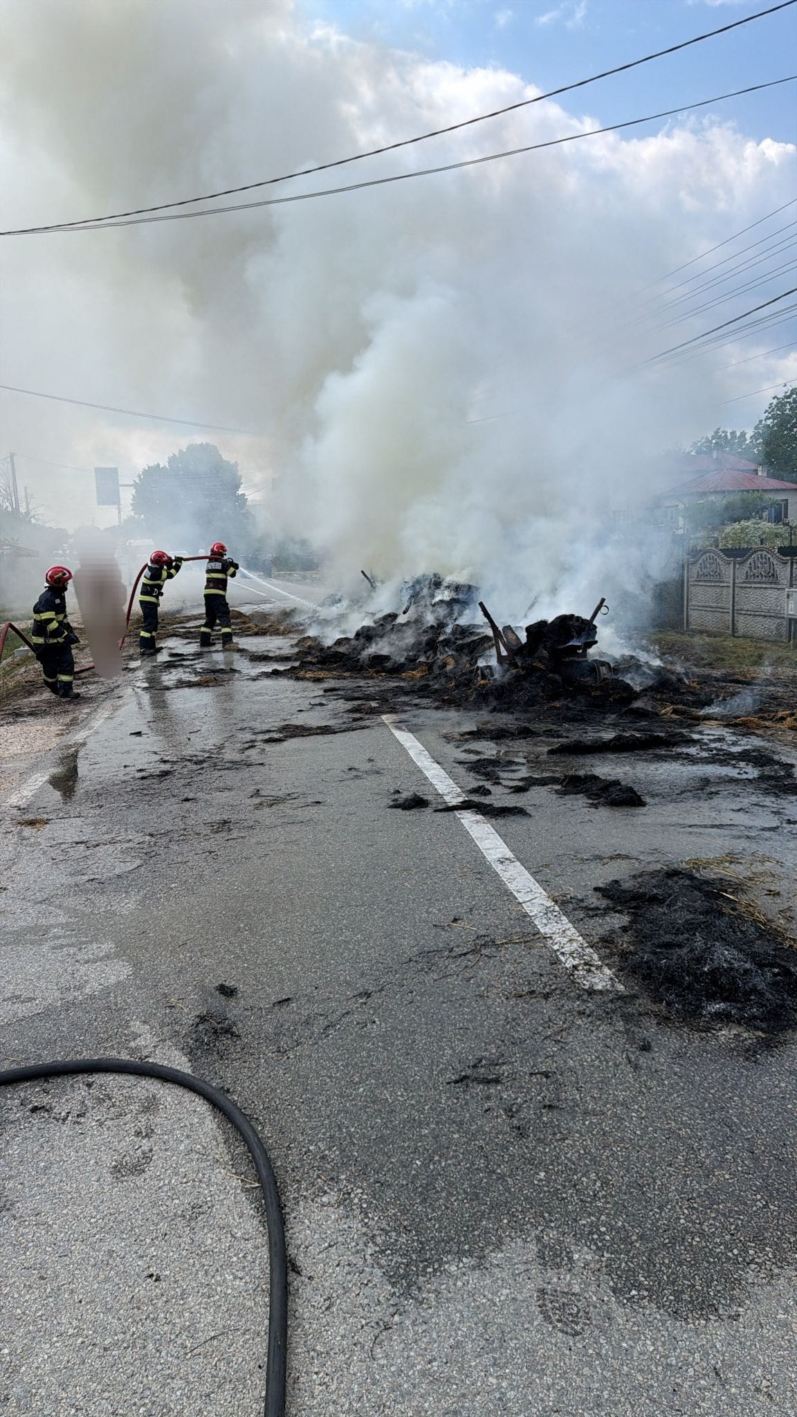 CLIPE DE COȘMAR LA COSTEȘTI! Un bărbat a fost rănit după ce un incendiu a cuprins două tone de baloți