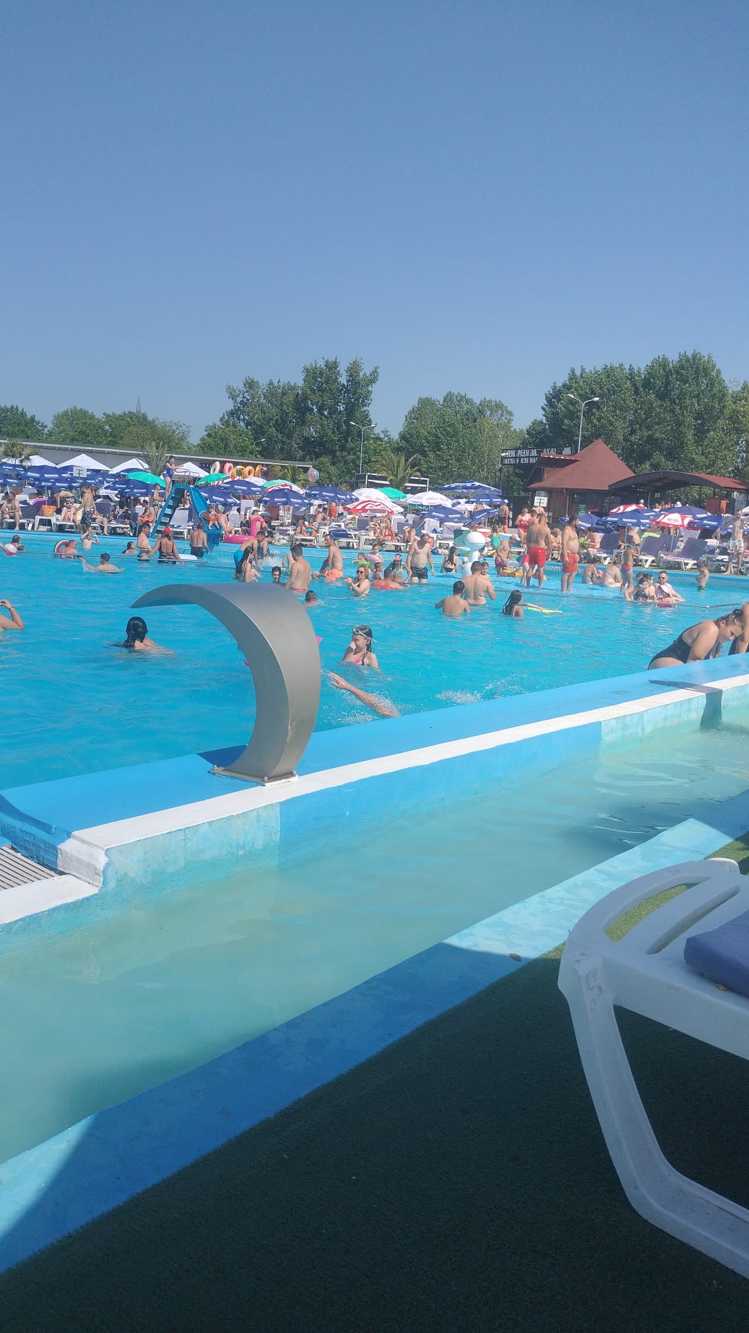CANICULA A GOLIT CASELE! Ștrandurile din oraș, luate cu asalt de sute de oameni în căutarea răcorii