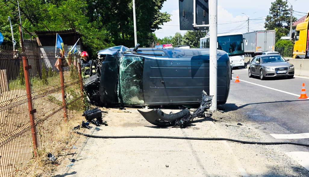 ACUM! ACCIDENT GRAV în ARGEȘ! Mașină RĂSTURNATĂ!