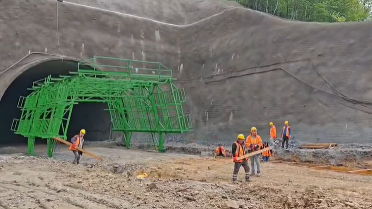 VESTE URIAȘĂ pentru toți șoferii! Ce se întâmplă chiar ACUM pe cel mai greu LOT al Autostrăzii Sibiu-Pitești! Peste 560 muncitori și 155 de utilaje pe șantier!