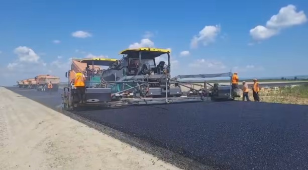 Anunț de ultimă oră pentru toți șoferii! Ce se întâmplă pe Autostrada Moldovei. UMB a început marea asfaltare!
