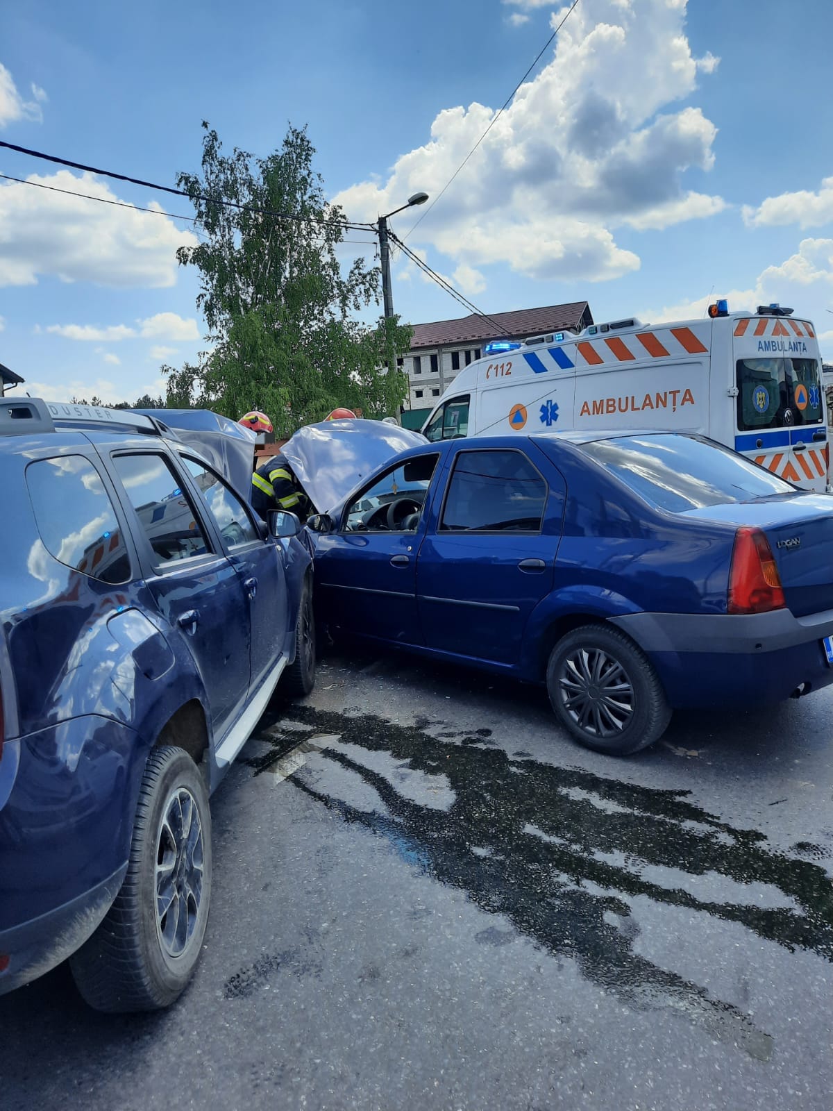 ACUM! Accident grav în Pitești! IMPACT violent între două mașini, femeie preluată de URGENȚĂ de Ambulanță!