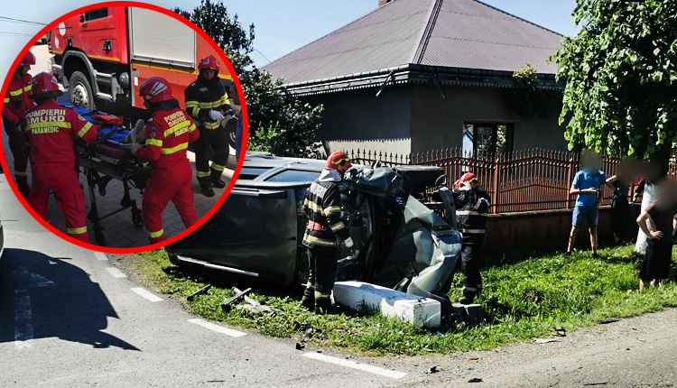 ACCIDENT înfiorător! A lovit violent un cap de pod și s-a oprit în gardul unei gospodării! Doi copii duși de urgență la spital!