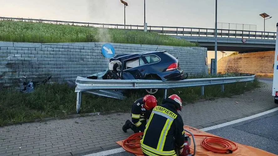 ACUM. Accident ÎNFIORĂTOR! Șofer MORT pe loc după ce a intrat cu mașina într-un zid!
