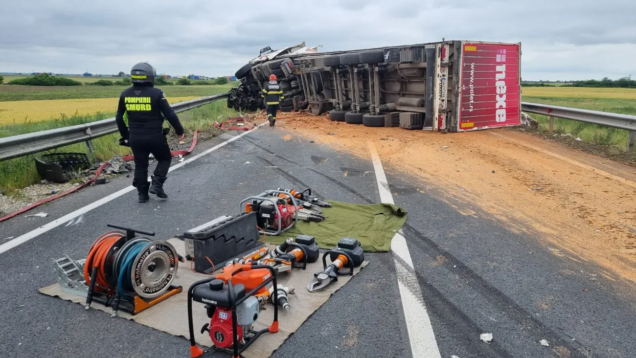 ACCIDENT CUMPLIT! Un TIR plin cu cărămizi a făcut prăpăd: Un bărbat a murit pe loc!