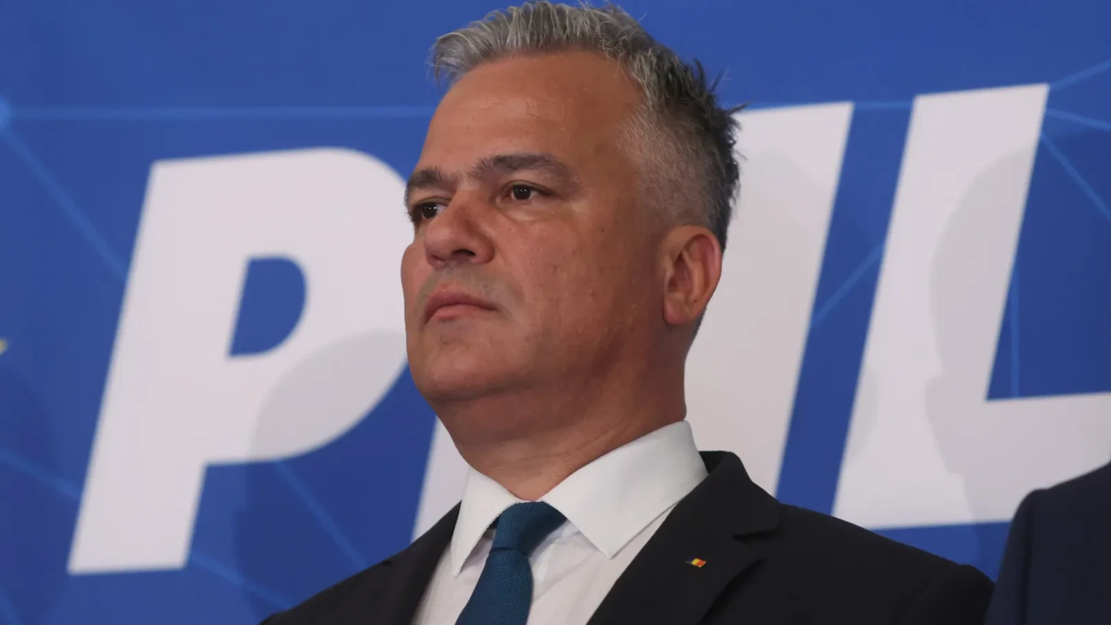 LOVITURĂ TOTALĂ pe scena politică! Adrian Veștea a găsit „FORMULA MAGICĂ” pentru NOUL Guvern: CIFRELE care RĂSTOARNĂ toate CALCULELE din Parlament!