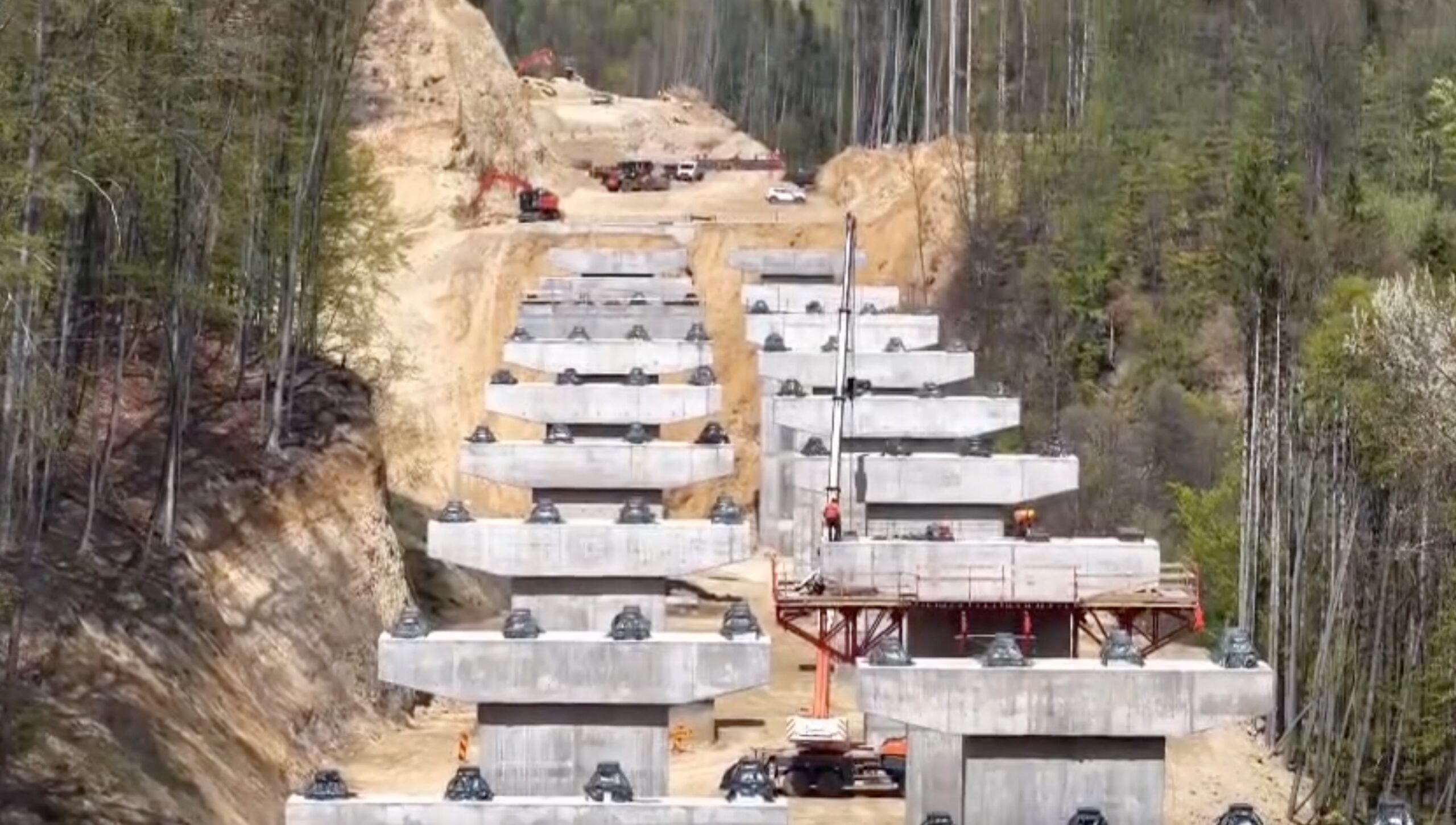 MONSTRUL de mărimea unui bloc de 4 etaje care va „mânca” munții a ajuns în România! PREMIERĂ ISTORICĂ pe Autostrada Sibiu-Pitești!