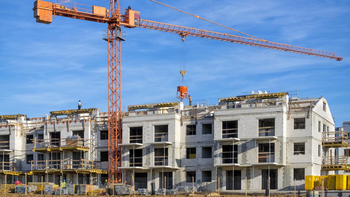 Răsturnare de situație pe PIAȚA IMOBILIARĂ! Orașul din România unde vânzările de apartamente s-au DUBLAT peste noapte!