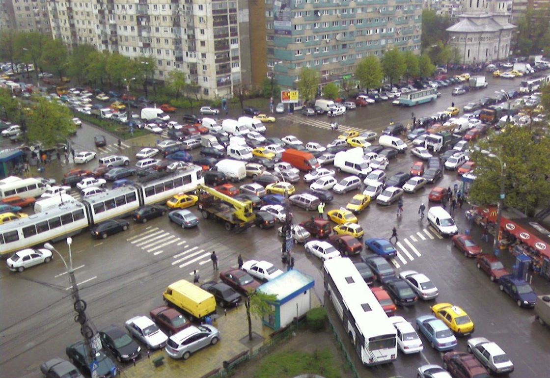 Peste 17 milioane de euro pentru semaforizare inteligentă în București. Primăria Capitalei cere finanțare europeană pentru fluidizarea traficului