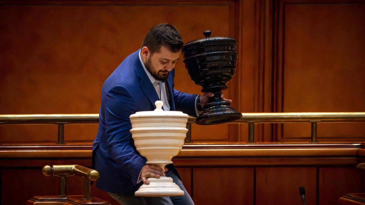 Șoc în Parlament! Guvernul Veștea a picat la vot: 189 pentru și 23 contra