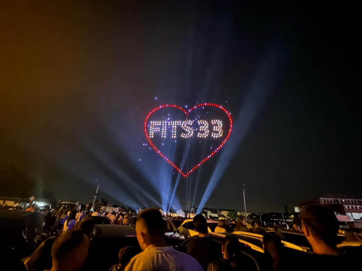 Imagini superbe pe cer la Festivalul Internațional de Teatru! Ce a apărut la miezul nopții a lăsat sute de oameni fără cuvinte