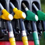 Veste uriașă pentru toți șoferii! Prețul petrolului s-a prăbușit după acordul istoric: Ce se întâmplă acum la pompă!