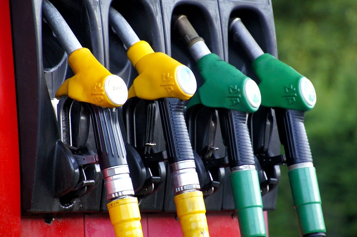 Veste uriașă pentru toți șoferii! Prețul petrolului s-a prăbușit după acordul istoric: Ce se întâmplă acum la pompă!