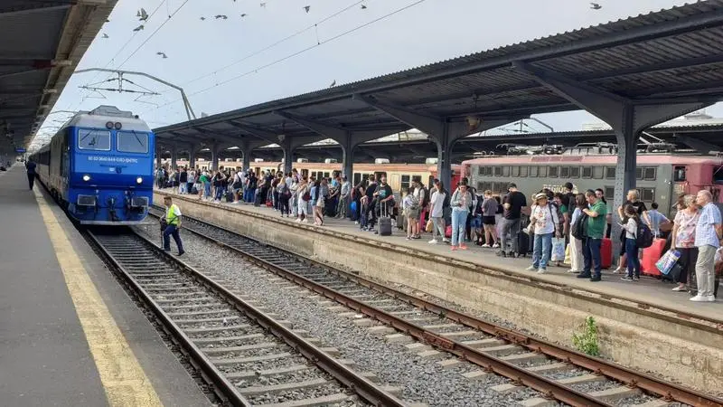 Haos total în Gara de Nord! Întârzieri record de peste 4 ore din cauza caniculei: „A durat mai mult așteptarea decât drumul!”