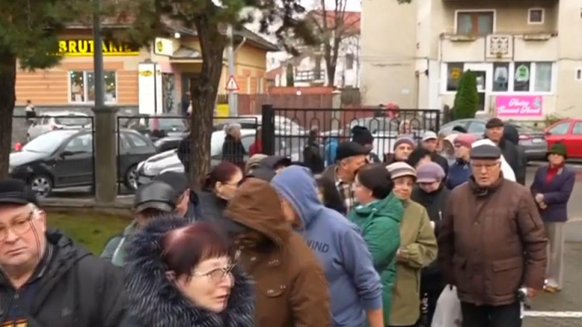 Haos total ! Sute de oameni s-au așezat la cozi kilometrice cu noaptea-n cap: „Își bat joc de noi!”Cozi ca pe vremea lui Ceausescu!
