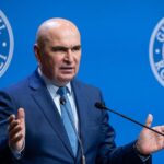 Bolojan nu dă înapoi „Se ține strâns cu mâinile de scaun”!!!Negocierile continuă, iar liderul PNL își menține poziția în discuțiile pentru viitorul Guvern!
