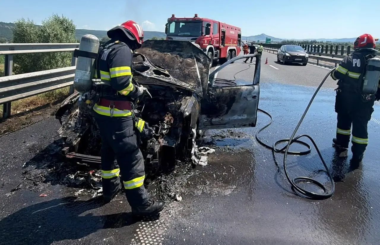 Clipe de groază pe autostrada A1! O mașină a izbucnit în flăcări din senin: Ce au pățit pasagerii în ultimul moment