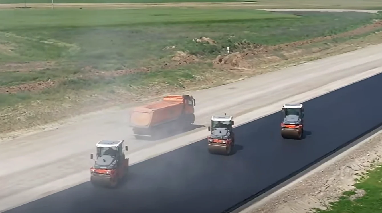 MOBILIZARE FĂRĂ PRECEDENT! Imagini spectaculoase de pe Autostrada Moldovei! Se toarnă asfaltul într-un ritm amețitor!