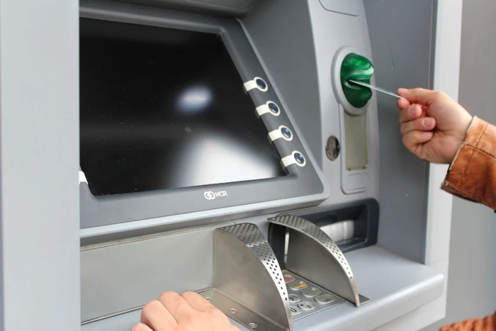 Se schimbă regulile la bancomate! Proiectul care îi vizează pe toți românii cu card bancar!!!Retragerile de numerar de la ATM-uri ar putea fi simplificate
