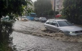 Furtună devastatoare la Sibiu: Străzi inundate, trafic paralizat și șoferi blocați în mijlocul apelor