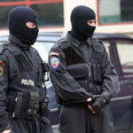 Șoc în Argeș! 14 traficanți de droguri, printre care și minori, săltați de DIICOT! Ce au găsit mascații în casele lor i-a îngrozit pe toți