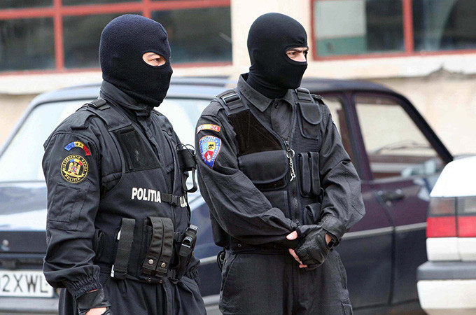 Șoc în Argeș! 14 traficanți de droguri, printre care și minori, săltați de DIICOT! Ce au găsit mascații în casele lor i-a îngrozit pe toți