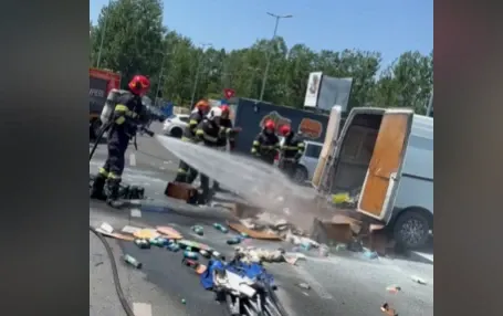 Panică totală la mall! O mașină a izbucnit în flăcări sub ochii îngroziți ai clienților: Martorii au privit neputincioși cum se dezlănțuie iadul!